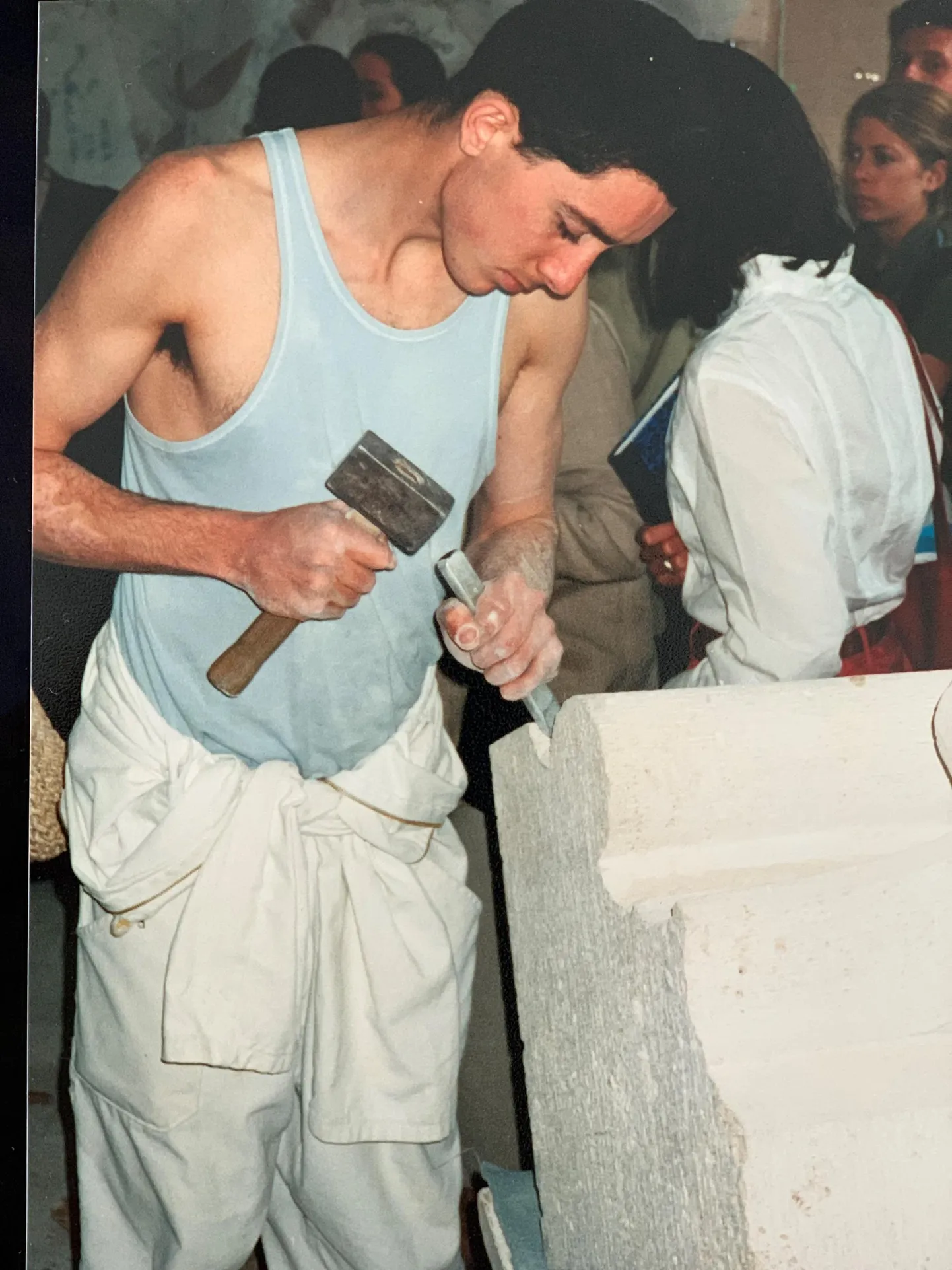Nii käis töö fassaadikividega 1995. aastal, kui tulevane arhitekt Indrek Allmann Pariisi Jumalaema kiriku taastamisel osales.