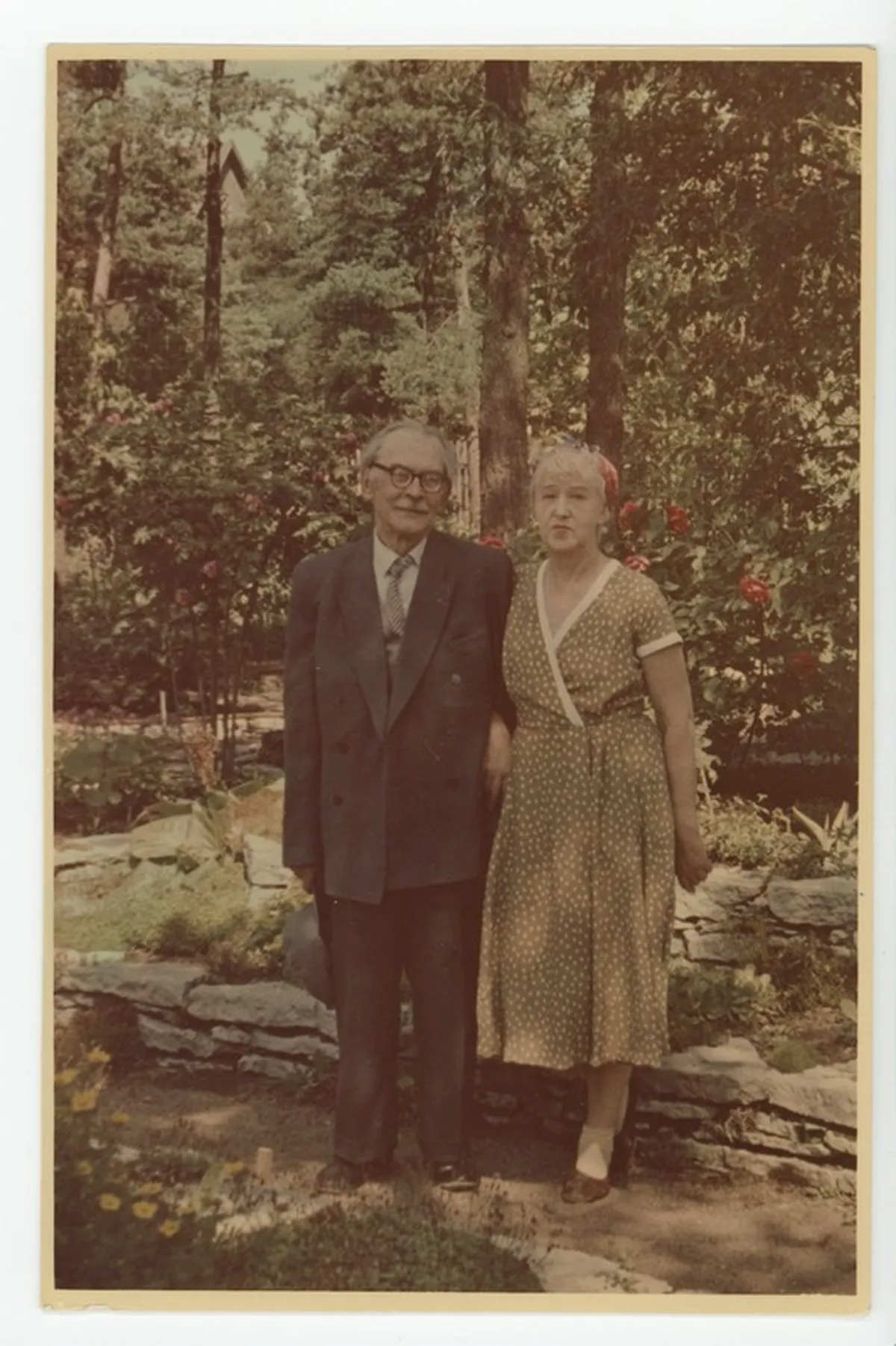 Friedebert Tuglas ja Elo Tuglas õitsvas koduaias, 1960, UTKK F 23:1/K6, Underi ja Tuglase Kirjanduskeskus