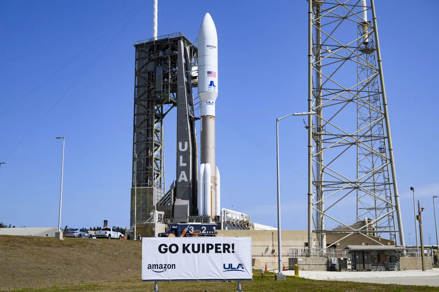 Amazoni satelliite kandev rakett stardiplatvormil Floridas.