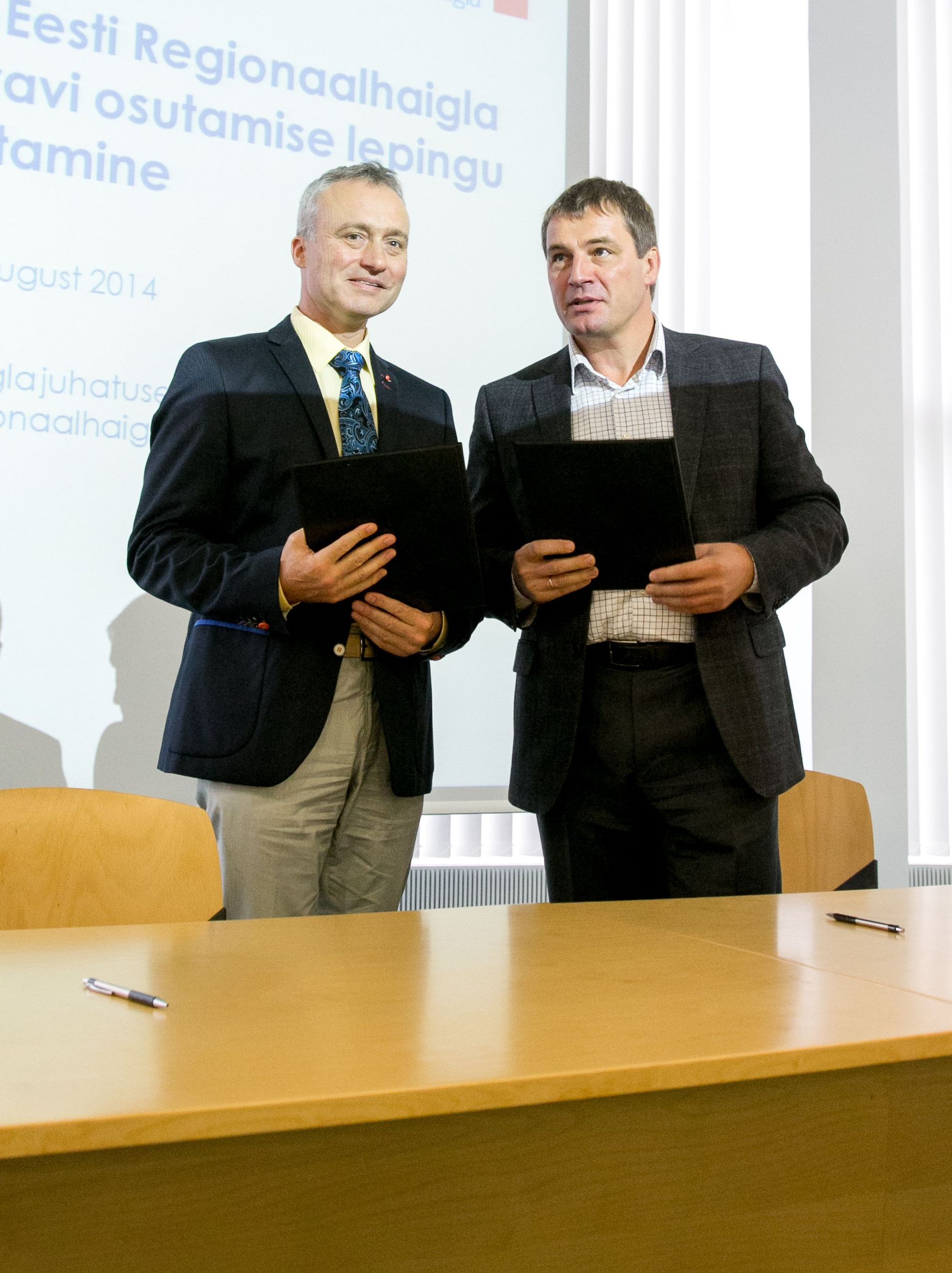 Koostööleppe sõlmimine keemiaraviteenuse osutamiseks Pärnu Haiglas. Pildil Urmas Sule ja Tõnis Allik.