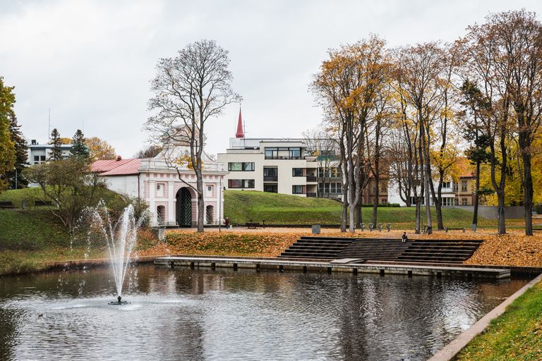 Пярнуский вал с видом на таллиннские ворота. Это единственные сохранившиеся в Балтии ворота крепостного вала XVII века. От ворот через крепостной ров перекинут мост, пройдя по которому, горожане попадали на начинающуюся здесь почтовую дорогу в Таллинн