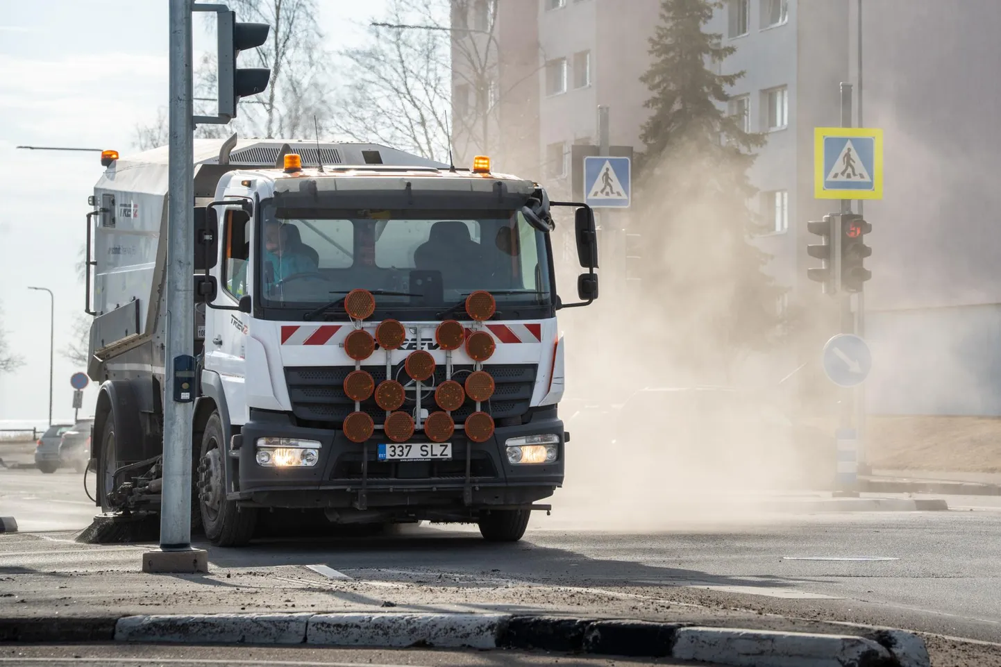 Kevadkoristusega kerkivaid tolmupilvi tasub vältida ja tänavakoristuse ajal aknad kinni hoida.