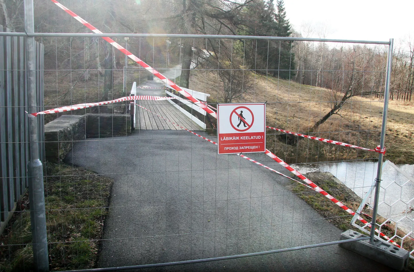 Sillale pääsu takistab mõlemas otsas kolmemeetrine võrkaed.