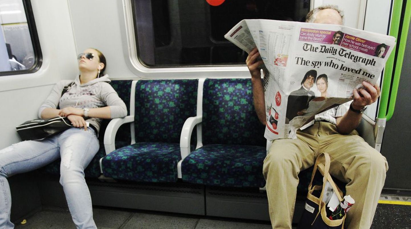 Reisijad Londoni metroos möödunud reedel. Üks kuulab muusikat, teine loeb The Daily Telegraphi, mis avaldas esiküljel intervjuu väidetava Vene spiooni Anna Chapmani eksabikaasaga.