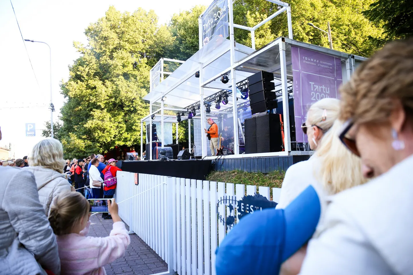 Täna õhtul kell 19 astuvad autovabaduse puiesteel üles Kadri Voorand 4, Estonian Voices ja VHK keelpilliorkester koos dirigent Rasmus Puuriga.