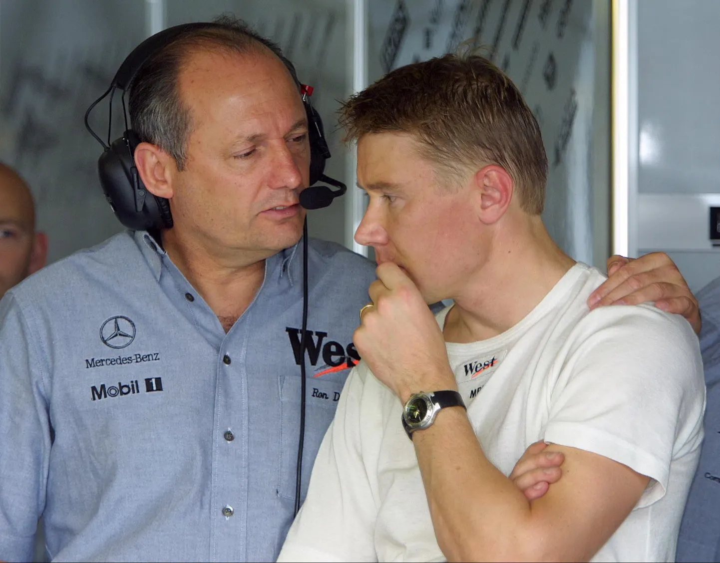 Mika Häkkinen (paremal) ja Ron Dennis.