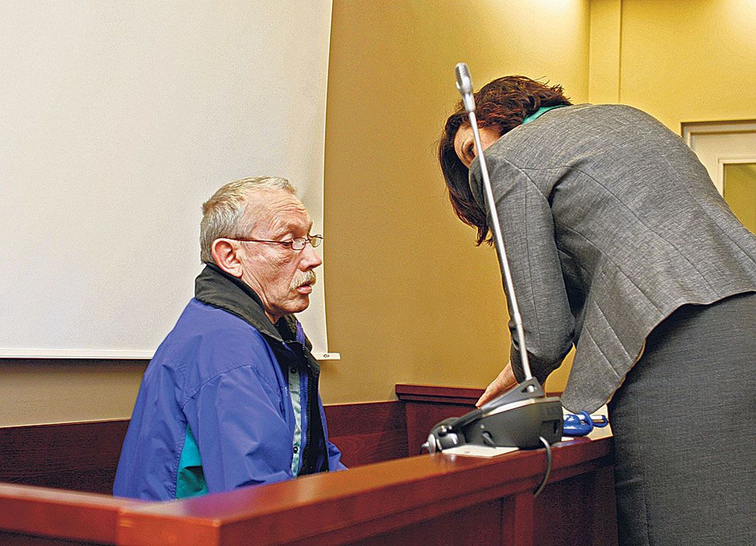 Urmas Kohler ja tema kaitsja vandeadvokaat Anu Vilt kohtusaalis enne istungi algust.