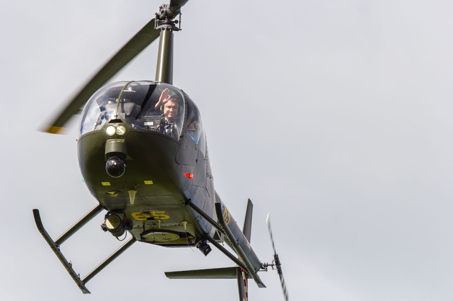 Peaminister Taavi Rõivas saabus Keeni kooli juurde helikopteriga.
