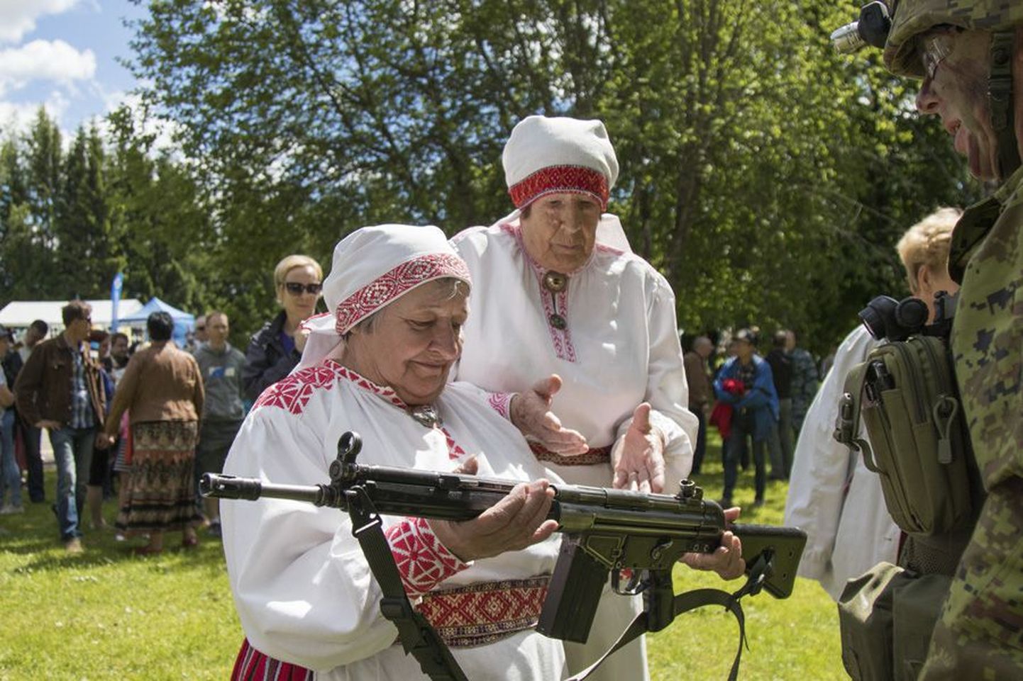 Kaitseliidu Sakala maleva mehed tutvustavad Tarvastu memmedele kergkuulipildujat.