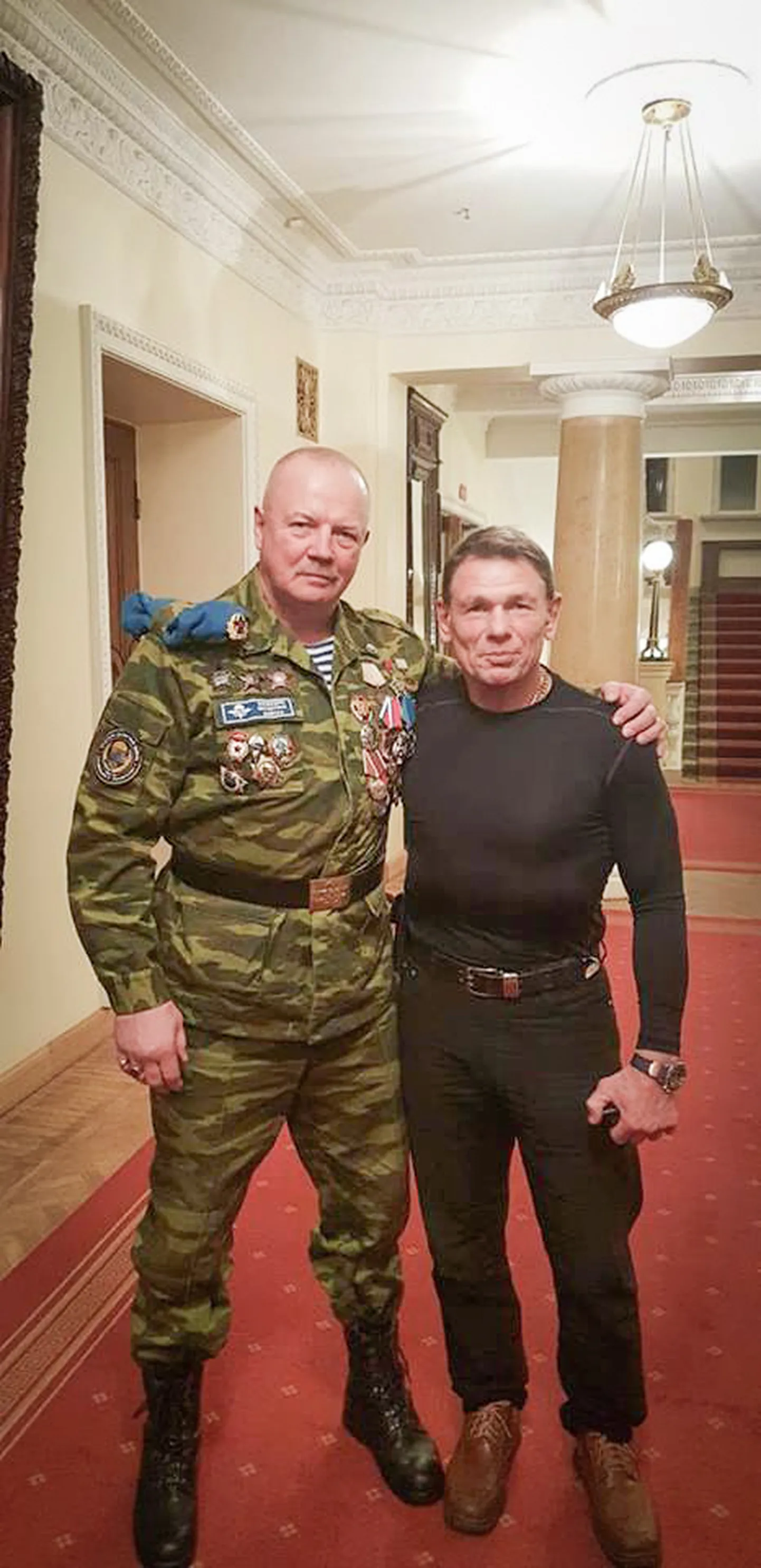 AFGANISTANI VETERAN: Lembitu Kitt poseerib oma sotsiaalmeedia kontol avaldatud fotol koos Nikolai Bleskoviga.
