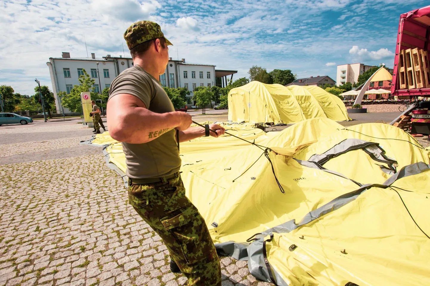 Päike kütab telgi kuumaks ja doonoripäeva korraldajad olid sunnitud muudatusi tegema.