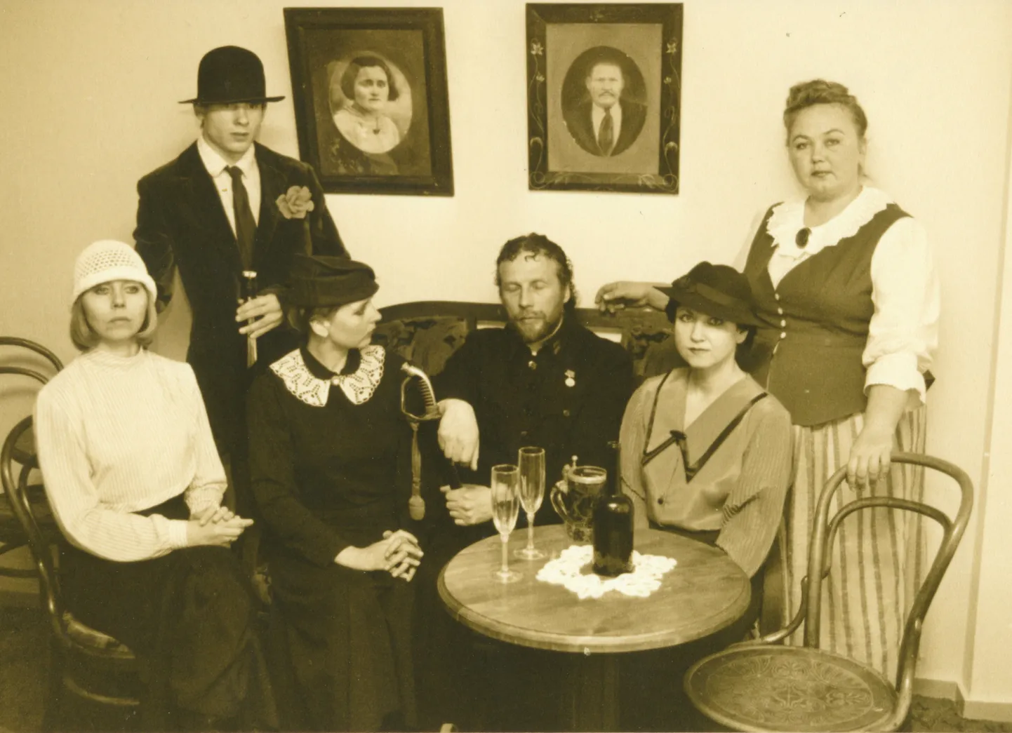STIILIÕHTU: Pilt on tehtud 90-ndate keskpaiku. Vasakult Anne Olop, Ain Kruglov, Tiia Evestus, Aleksander Baumann, Julika Soom ja Saima Narusberg.