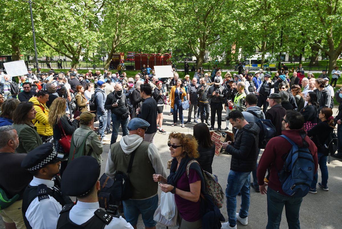 Londoni Hyde parki kogunes laupäeval, 16. mail hulk meeleavaldajaid, kes nõudsid koroonaviiruse tõttu siiani kehtiva eriolukorra lõpetamist. 