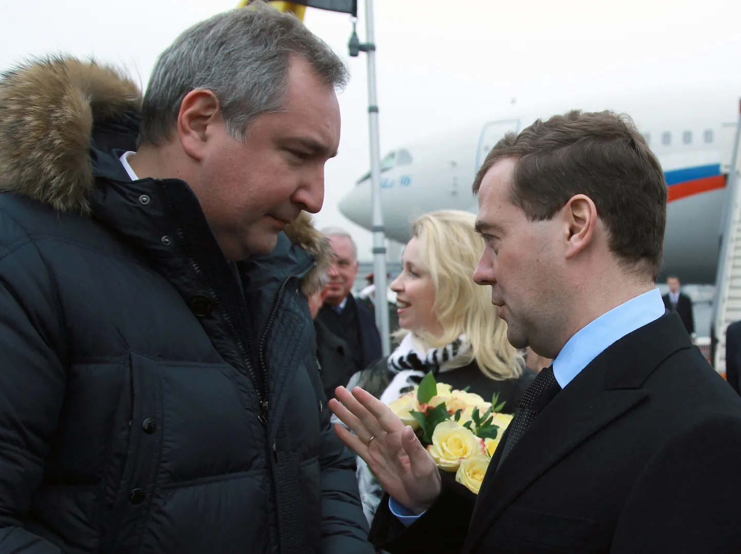 Dmitri Rogozin, Svetlana Medvedeva ja Dmitri Medvedev Brüsseli lähistel asuval Melsbroeki lennuväljal.