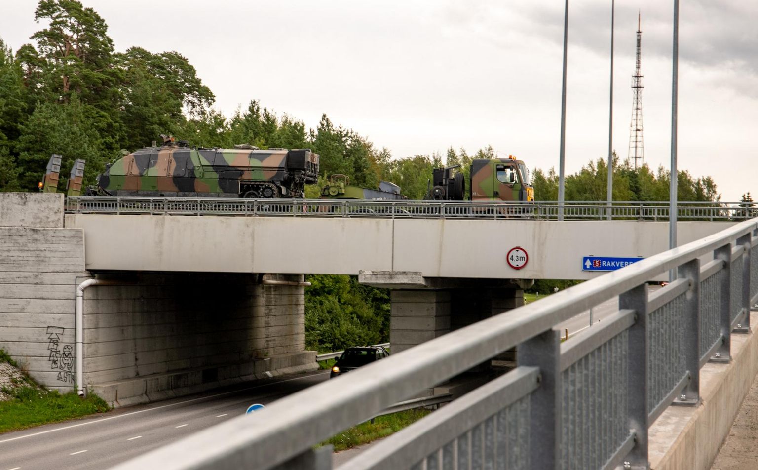 Kaitseväe kolonnid sulevad kolmel päeval liiklejatele ajutiselt Pärnus Papiniidu silla.