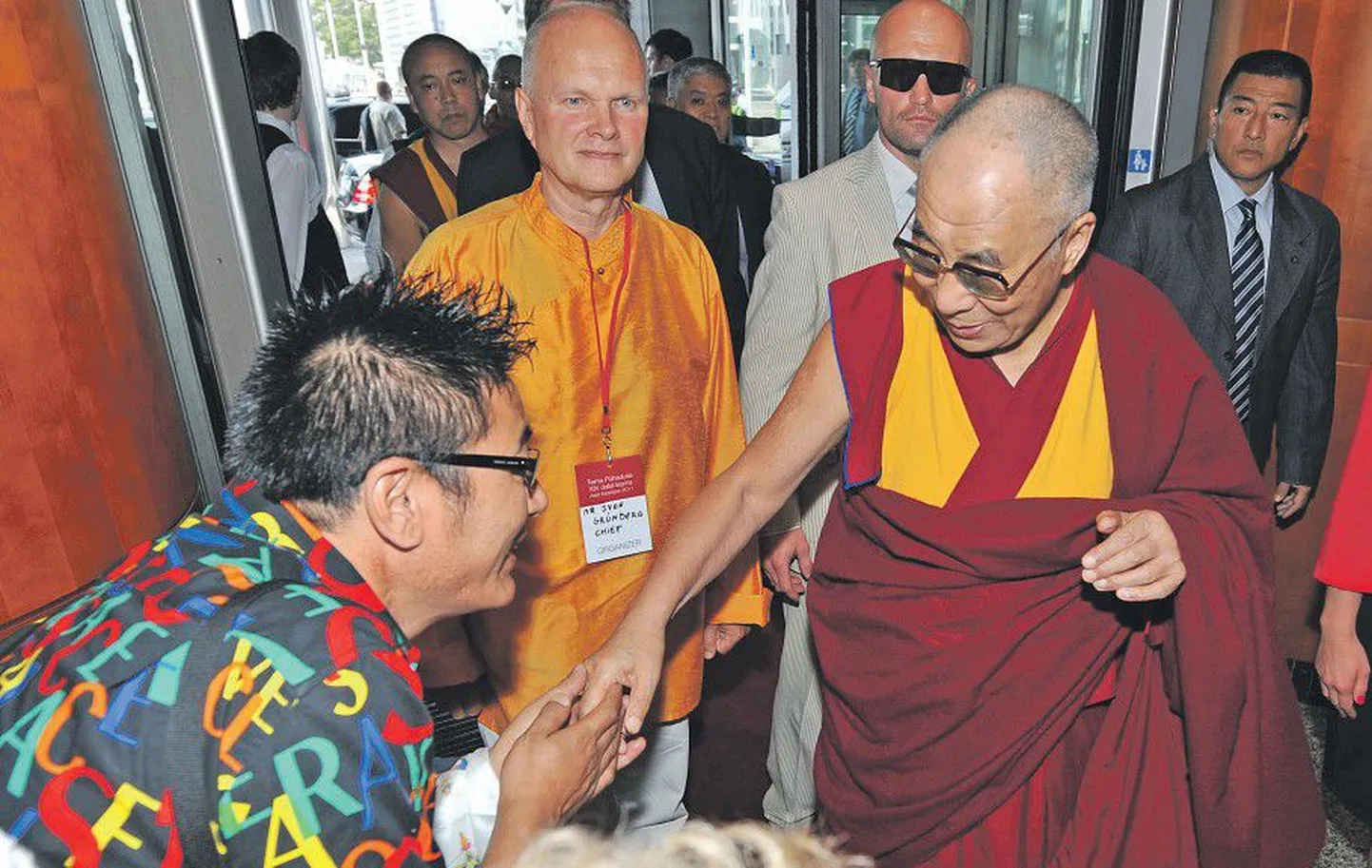 Выходец из Тибета Пенп Церинг, специально приехавший в Таллинн из Великобритании, счастлив увидеть Далай-ламу и пожать ему руку.