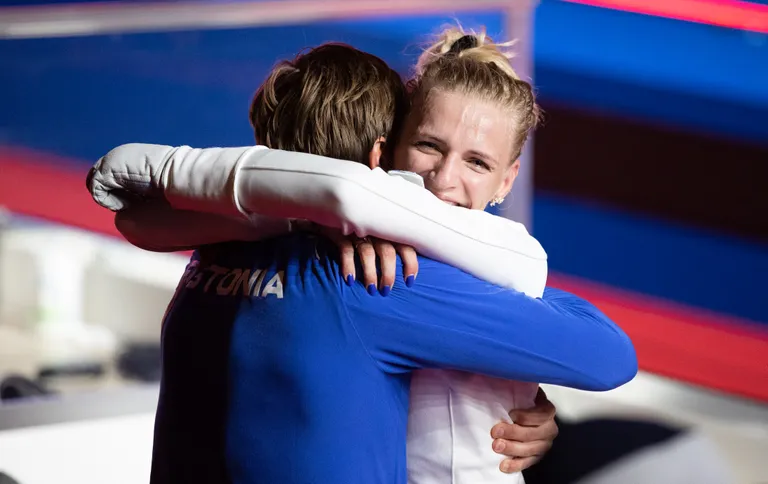 Тренер Николай Новоселов поздравляет олимпийскую чемпионку Катрину Лехис.