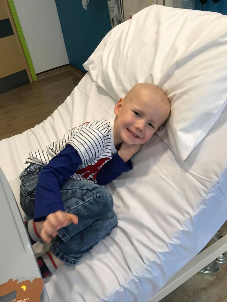 Kolmeaastane Ollie Cripps haiglas. 