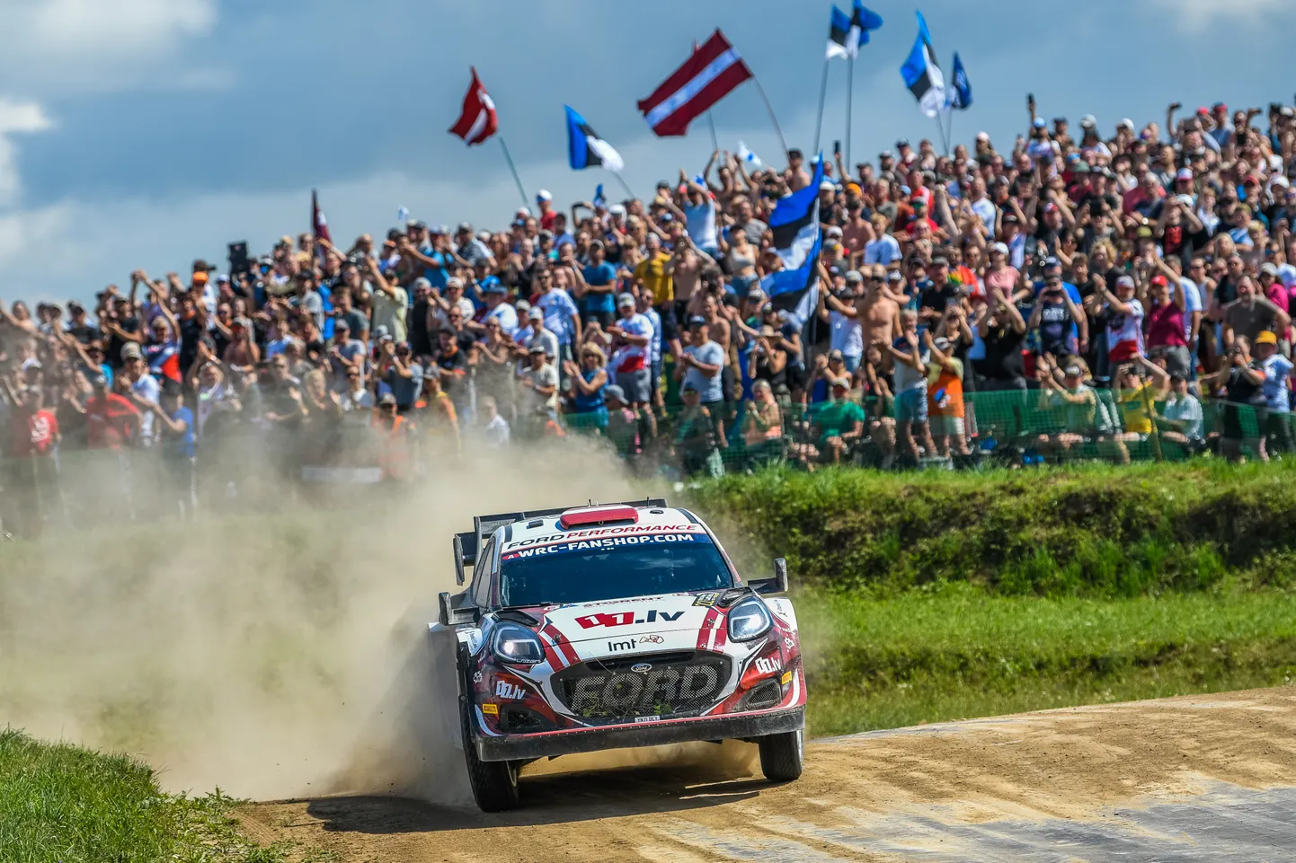 Rallija pilots Mārtiņš Sesks un stūrmanis Renārs Francis FIA pasaules rallija čempionāta "Tet Rally Latvia" ātrumposmā "Mazilmāja 1".