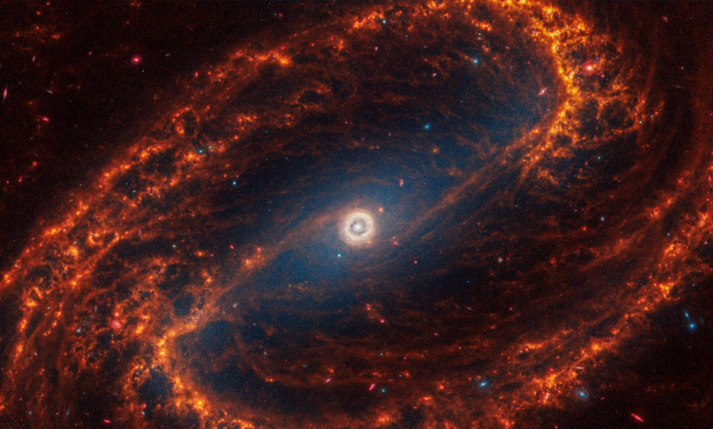 NASA avaldas hulga pilte, mille tegi James Webbi teleskoop universumi äärealadest. Kosmoseteleskoop leidis ka terve hulga massiivseid musti auke, mida on rohkem, kui arvata oskasime. Pildil on galaktika, mille keskmes laiub hiiglaslik must auk.