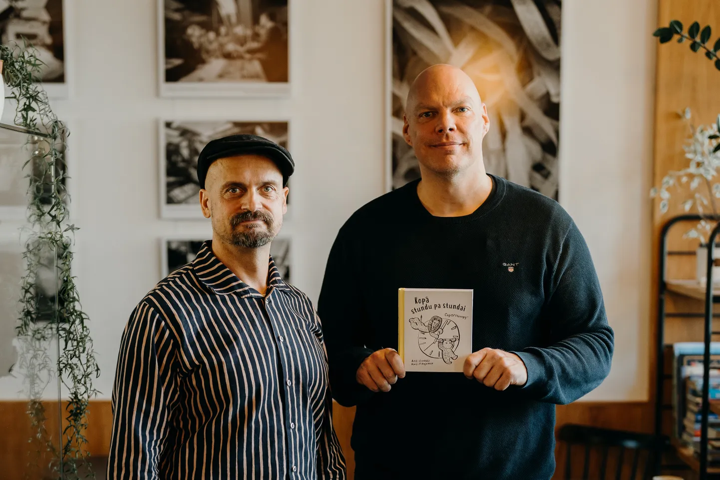 Ilustrators Mati Pikujemse (no kreisās) un psihoterapeits Anti Ervasti