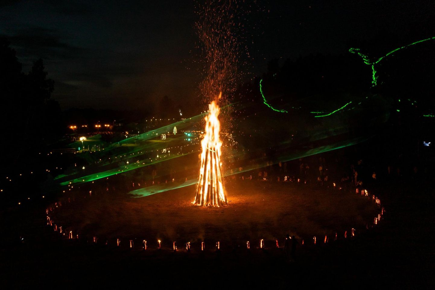 Tõrva
tulede ööl süttis Veskijärve ääres arvutul hulgal
valgusallikaid.