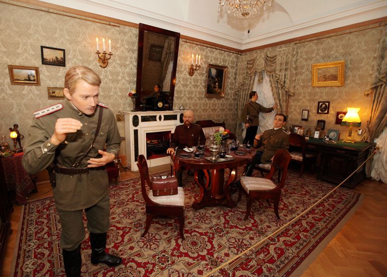 Feliks Jussupovi kabinetis planeeritakse Venemaa päästmist ehk Rasputini atentaati. Foto: