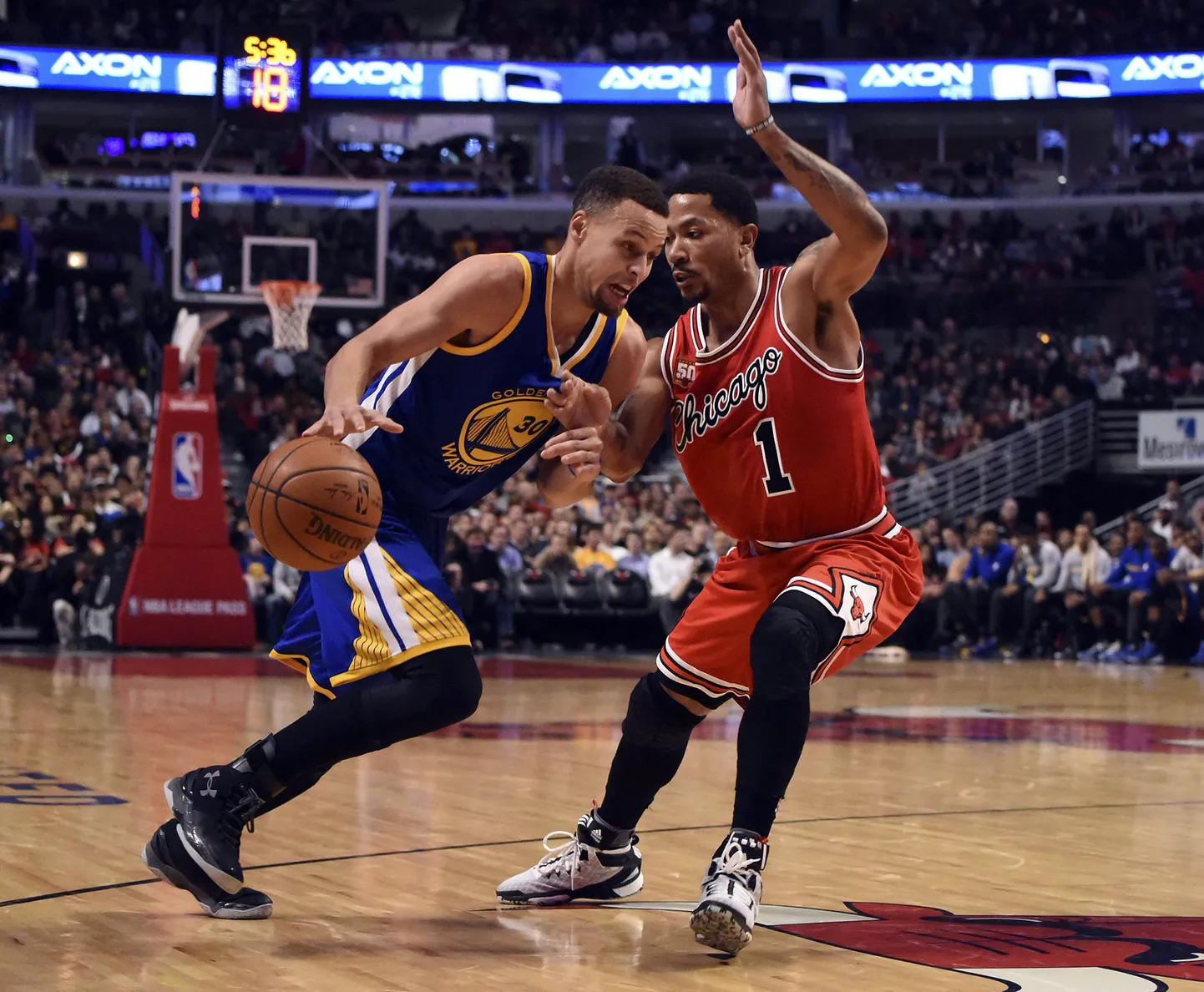 Stephen Curry (vasakul) ja Derrick Rose'i duellis jäi peale Curry.