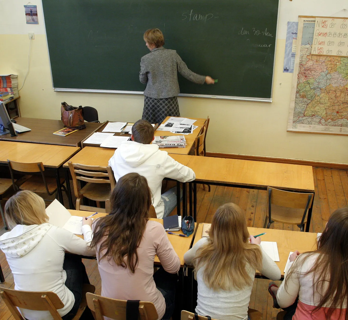 Pärnu linn plaanib haridusasutuste töötajate palku kärpida nelja protsendi võrra.