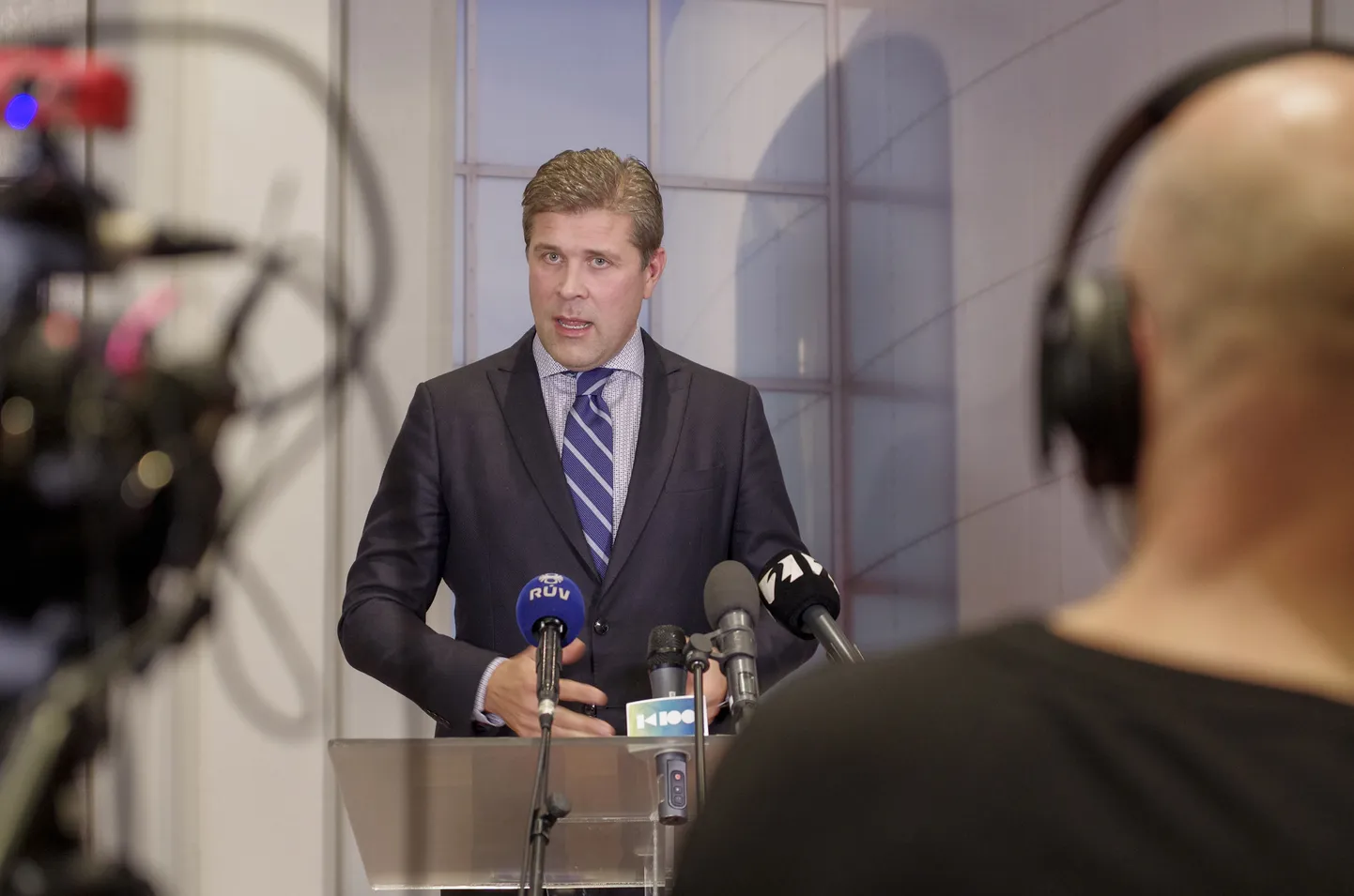 Peaminister Bjarni Benediktsson reedesel pressikonverentsil.