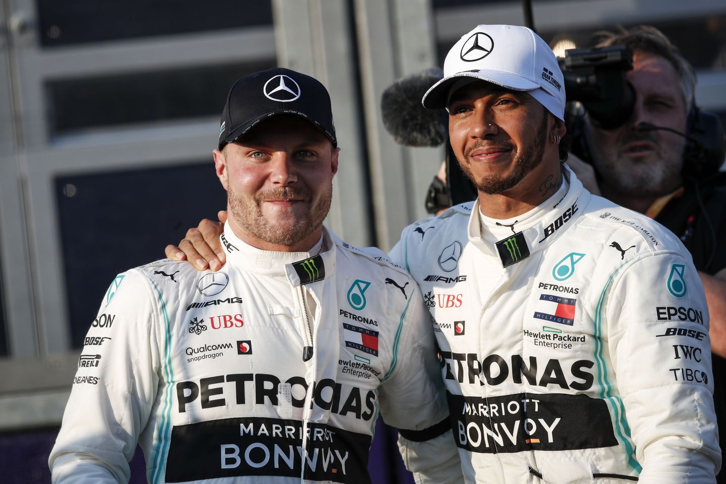 MEESKONNAKAASLASED: Lewis Hamilton (paremal) koos Vatteri Bottasega Melbourni GP-l, mille võitis ülekaalukalt soomlane.