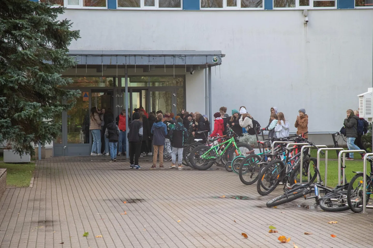 Jakobsoni koolis saadeti neljapäeval pommiähavrduse ajaks kõik lapsed territooriumilt ära. Reedel evakuatsiooni ei korraldatud.