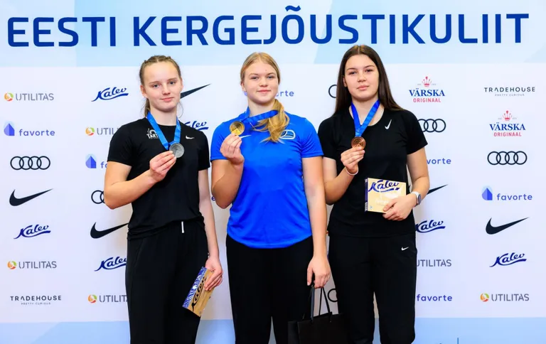Valga klubi neiu Kristella Tiri (keskel) tegi kuulitõukes tuule alla kõigile konkurentidele.