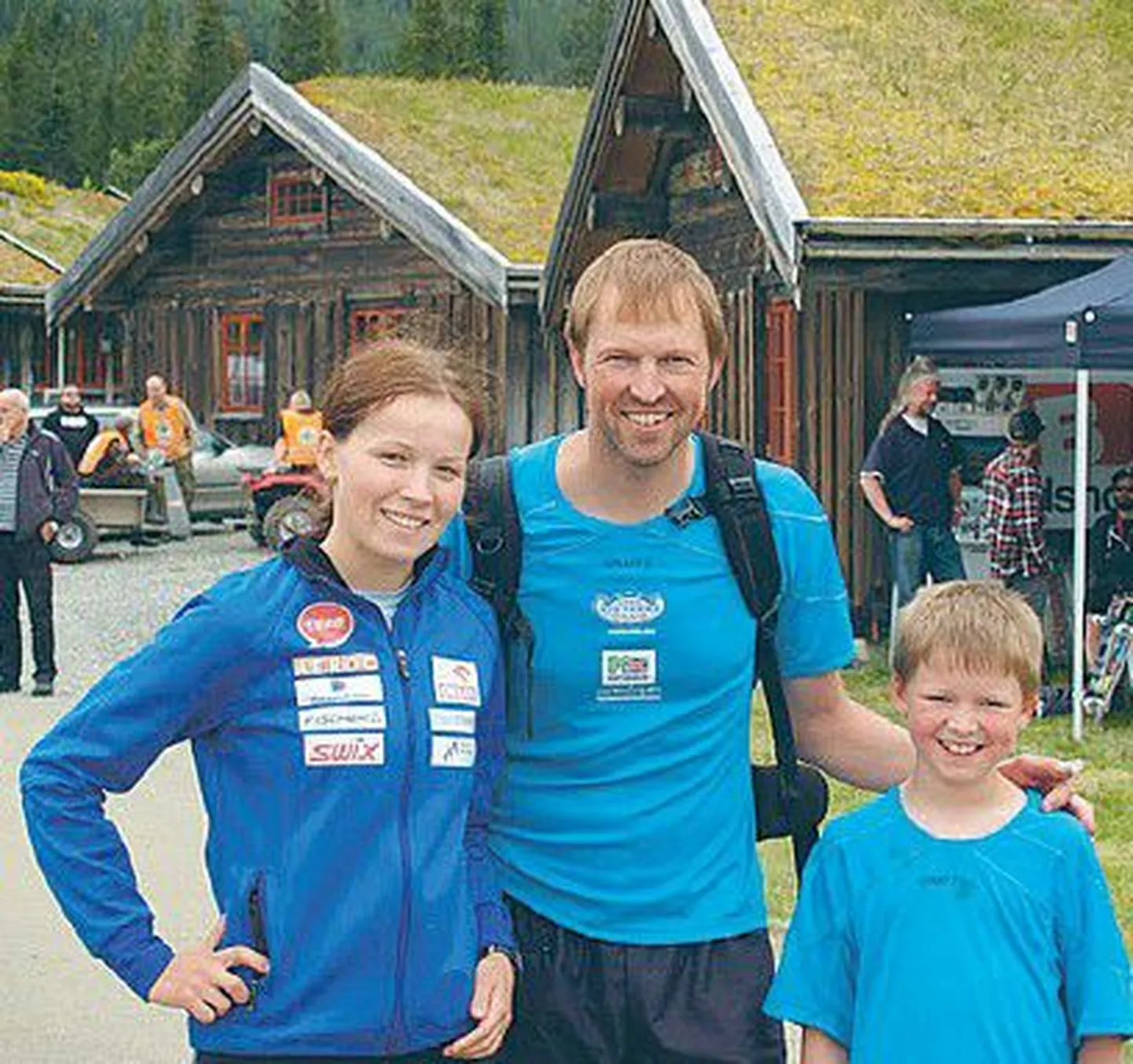 Poseerivad Mae suusakooli õpilased Frode Estiliga.