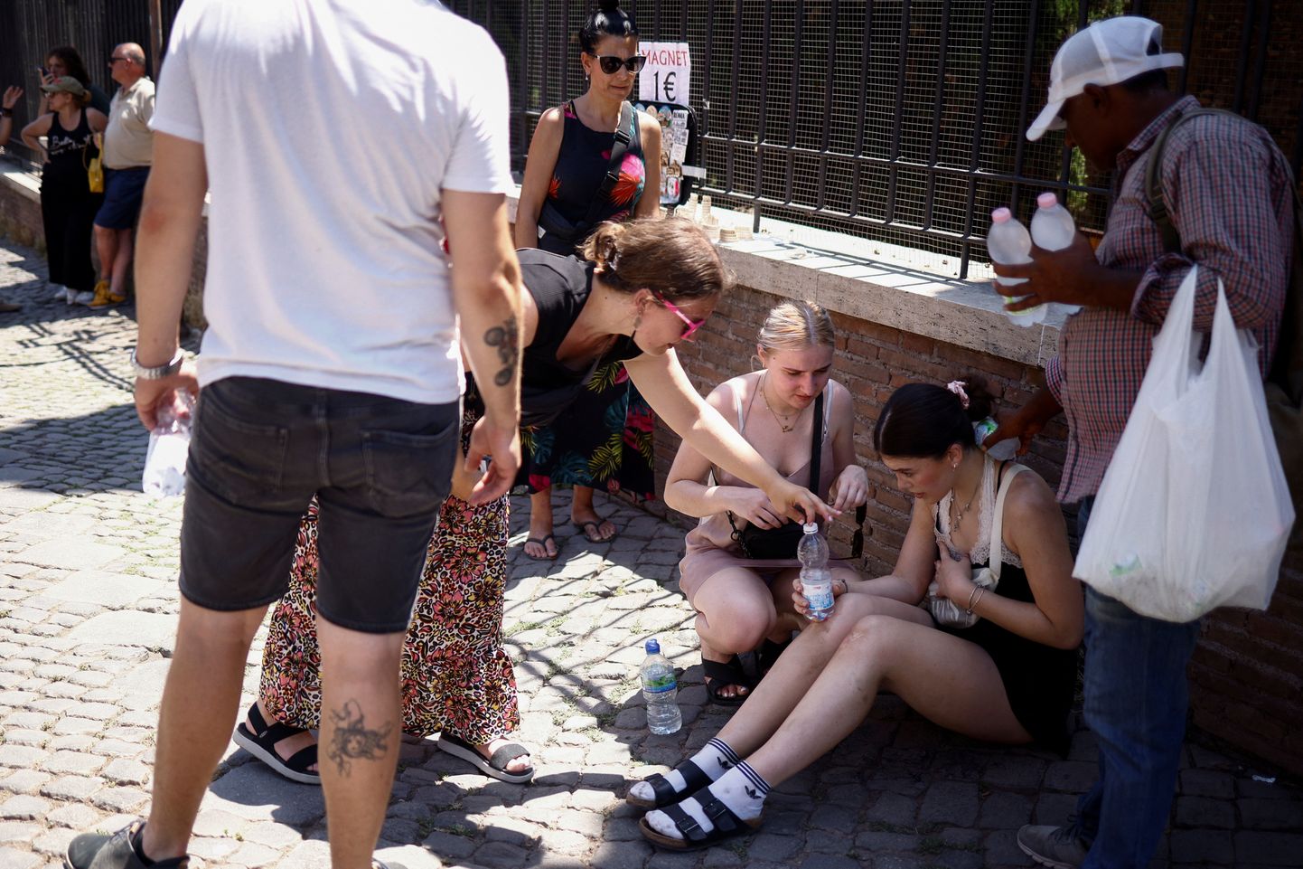 Briti turist saamas abi Roomas Colosseumi lähedal pärast seda, kui ta minestas keset kuumalainet 11. juulil 2023