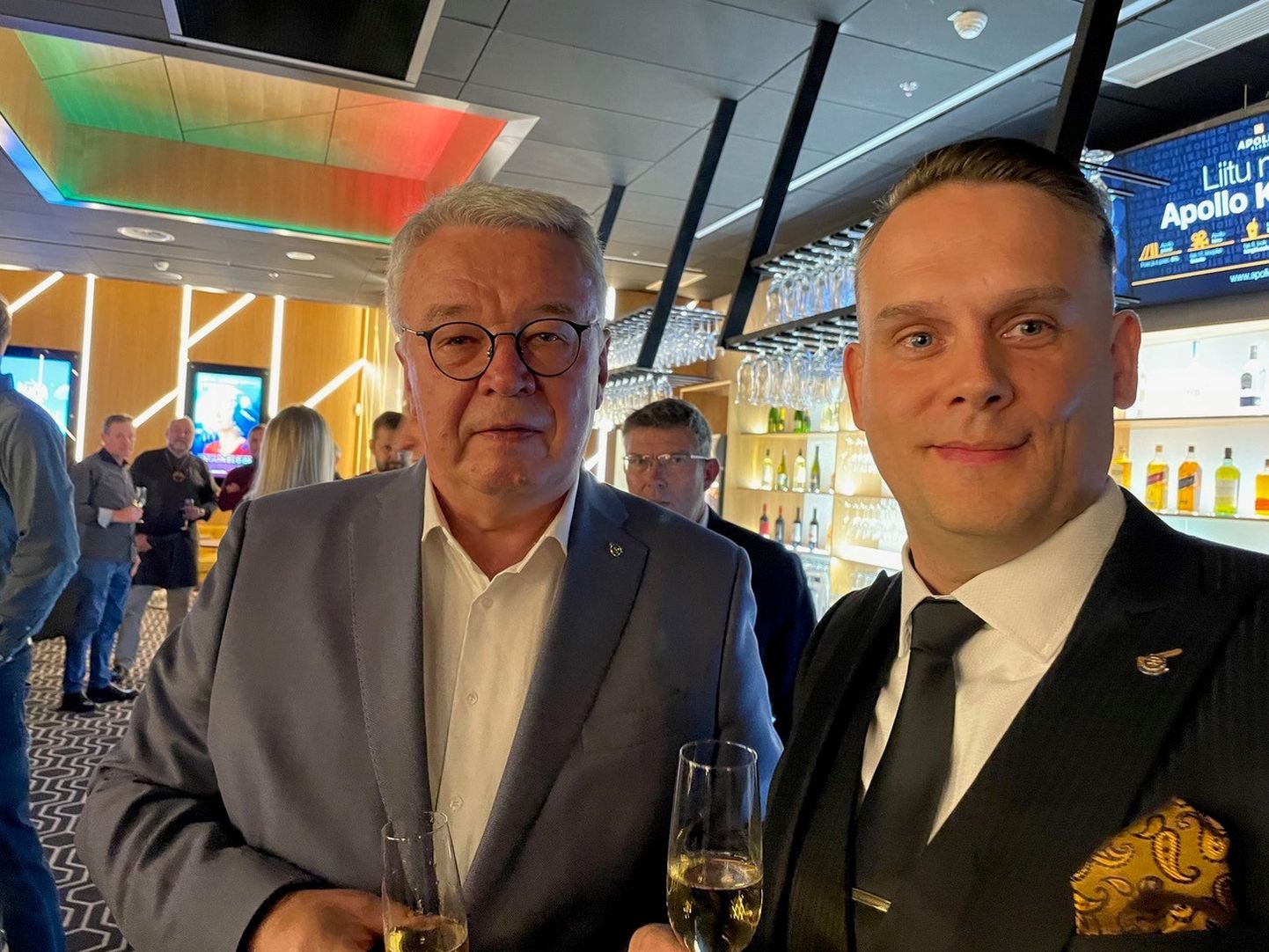 Viktor Hütt (vasakul) Tallinna Rotary klubist oli filmi ajaloo konsultant ja Pert Lomp Viimsi Rotary klubist (paremal) oli produtsent.