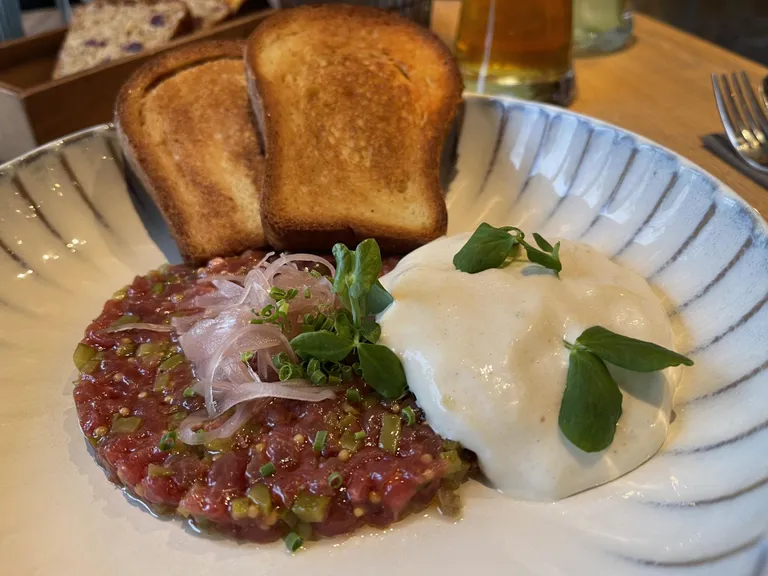 Veisetartar anšoovisevahu ja võise brioche’iga. FOTO: