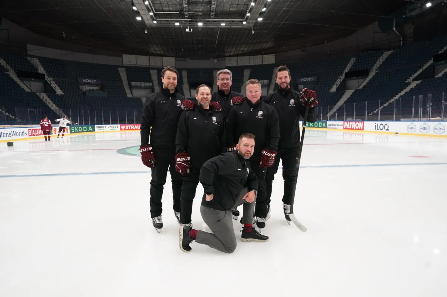 Ēriks Visockis (uz ceļa) ar pārējiem Latvijas hokeja valstsvienības treneriem oficiālā fotografēšanās pasaules hokeja čempionātā ''Hovet'' arēnā.