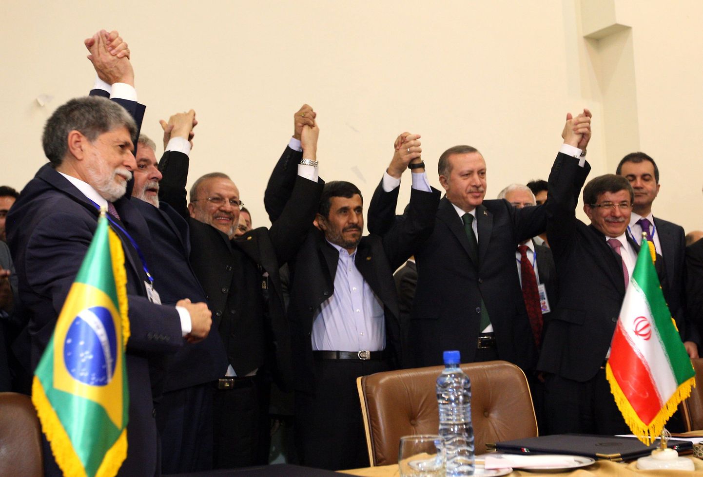 Brasiilia välisminister Celso Amorim (vasakult), president Luiz Inacio Lula da Silva, Iraani välisminister Manouchehr Mottaki, president Mahmoud Ahmadinejad, Türgi peaminister Recep Tayyip Erdogan ja välisminister Ahmet Davutoglu rõõmustavad täna Teheranis pärast tuumaleppe sõlmimist.