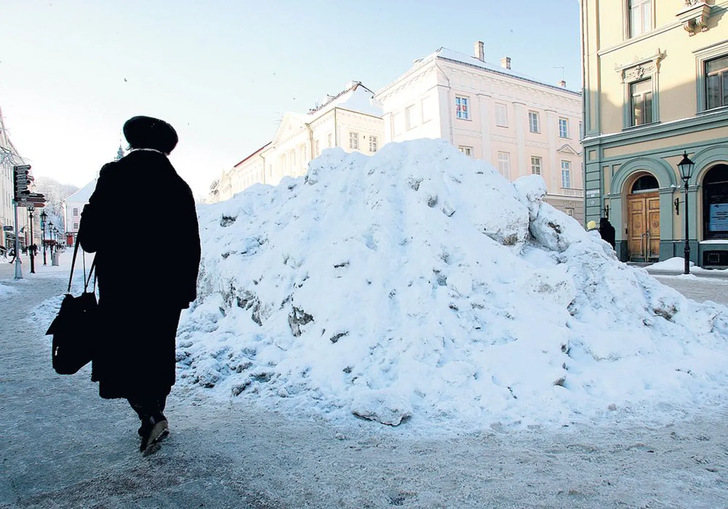 Tartu linna tänavatel kõrguvate lumekuhjade äraveoks ning lähikonna platsidele või haljasaladele teisaldamiseks eraldas Tartu linnavalitsus eile oma reservfondist 300 000 krooni.
