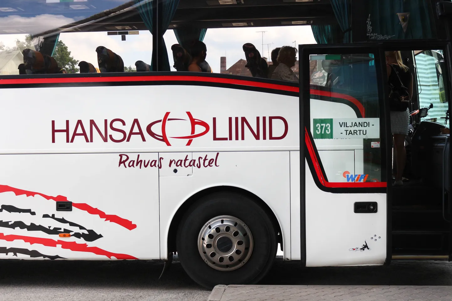 Viljandist Tartusse suundunud Hansaliinide bussist jäi maha seitsmeaastane laps, sest juht ei teinud Puhjas Ristimäe peatuses uksi lahti. Foto on illustreeriv.