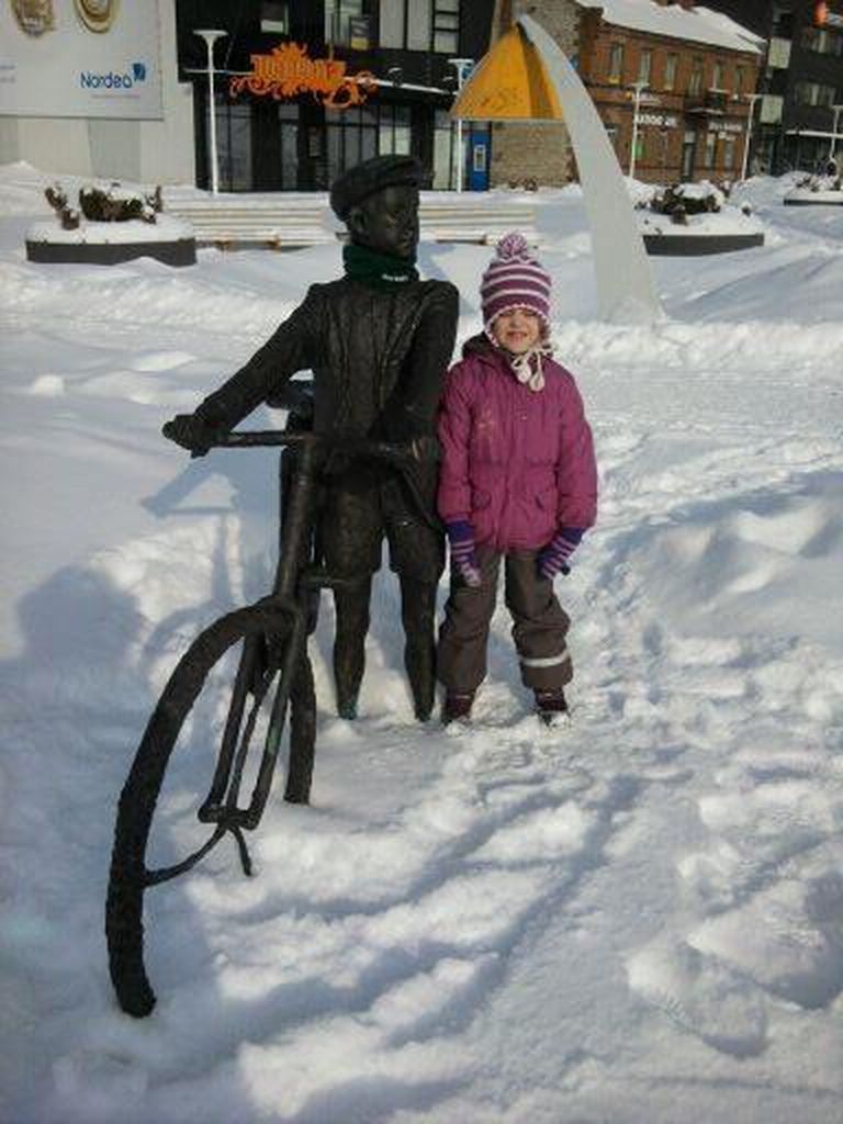Poissi jalgrattaga võib pildile püüda ka talvel.