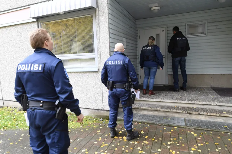 Politseinikud sisenemas Kuopios asuvasse õpilaselamusse