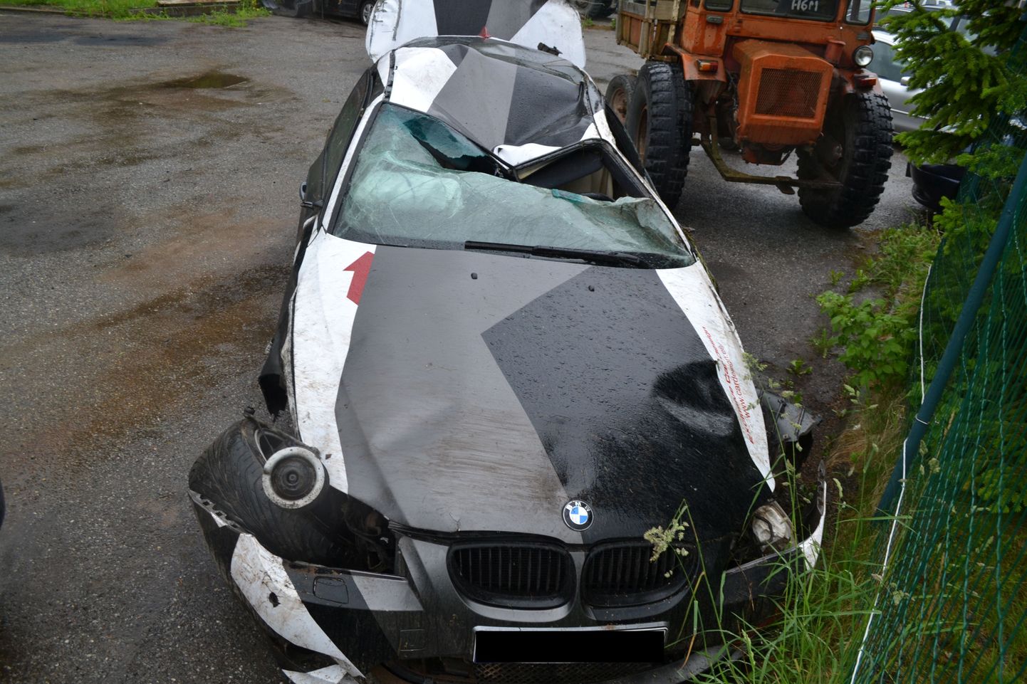 Triibuliseks teibitud ja üle katuse rullunud BMW seisis esmaspäeval Viljandi tasulises parklas.