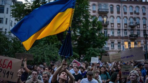 Kijivā un Ļvivā notikuši protesti pret Ukrainas pretkorupcijas institūciju neatkarības ierobežošanu