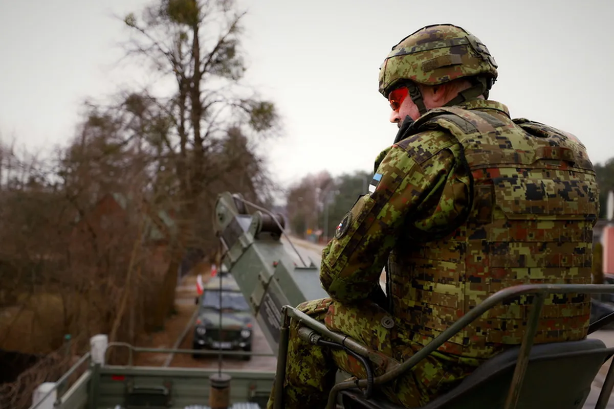 An Estonian soldier building a temporary border fence on the Polish border as part of the EDF mission "Wisent 4" on March 17, 2022.