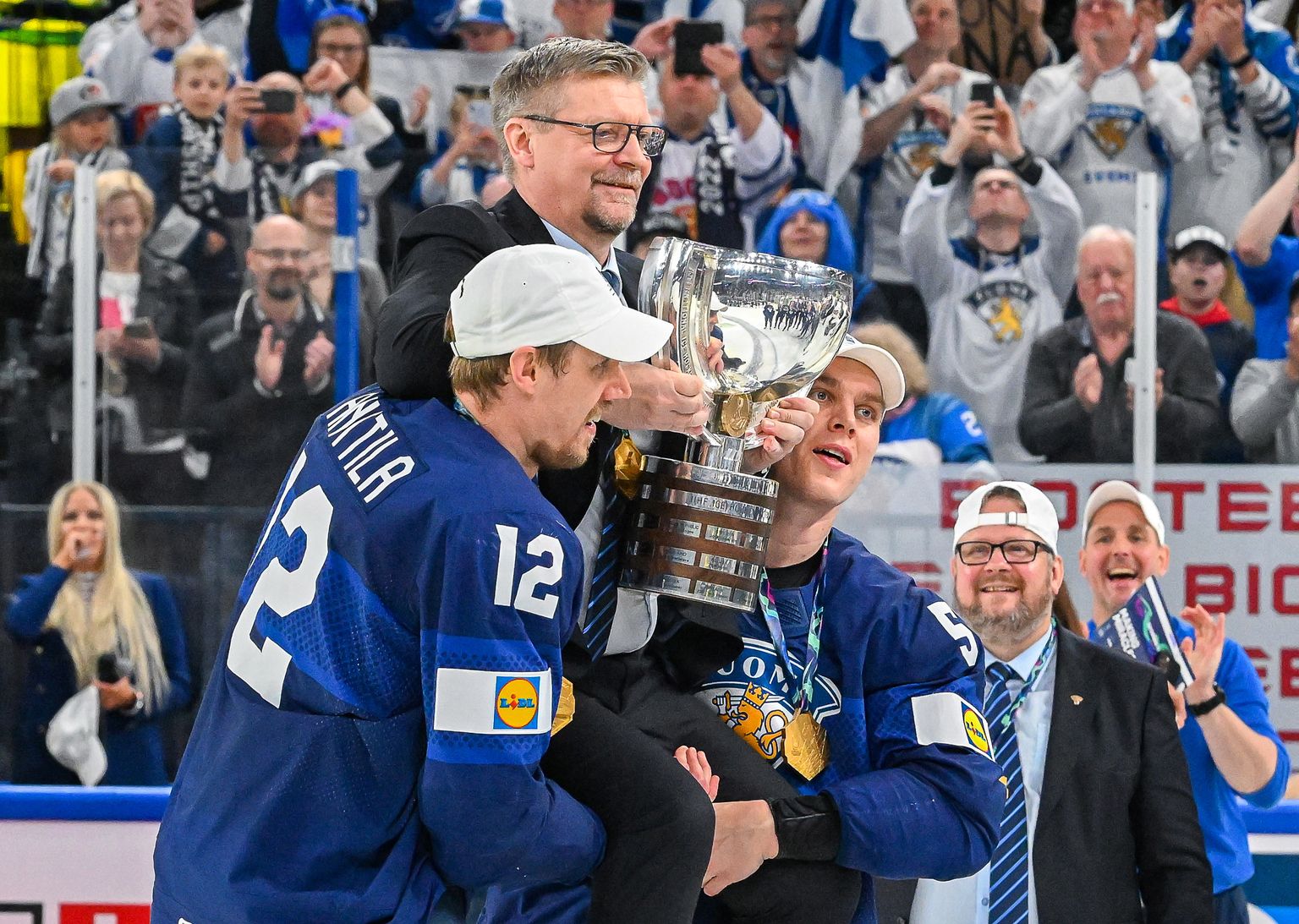 Jukka Jalonen (karikaga) ja Soome koondise kapten Marko Anttila (vasakul) 29. mail Tamperes MM-tiitli võitu tähistamas.