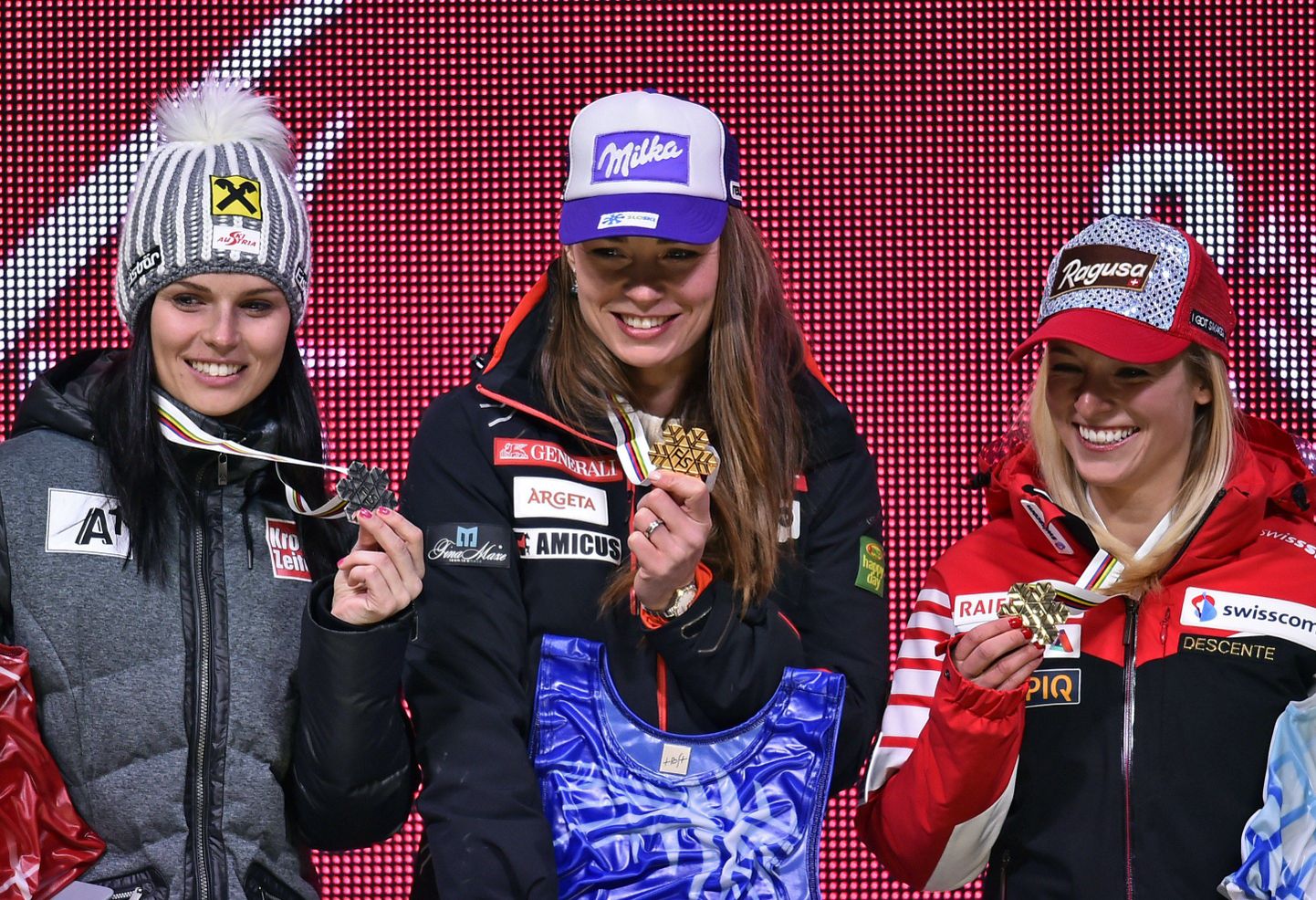 MMi kiirlaskumise medalikolmik: vasakult Anna Fenninger (hõbe), Tina Maze (kuld) ja Lara Gut (pronks).