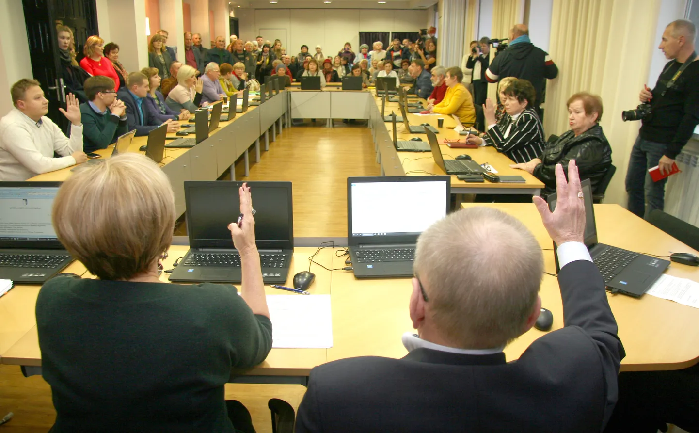 Volikogu istungit kuulama tulnud linlased jälgisid teraselt, kes kuidas hääletab.