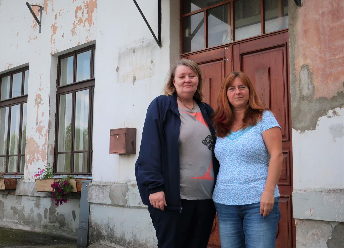 Juhataja Teresa Sale (vasakul) ja tegevusjuhendaja Iia Konks hoolitsevad, et Valga vallas jõuaks abi toimetulekuraskustes peredeni ja erivajadusega inimesteni.
